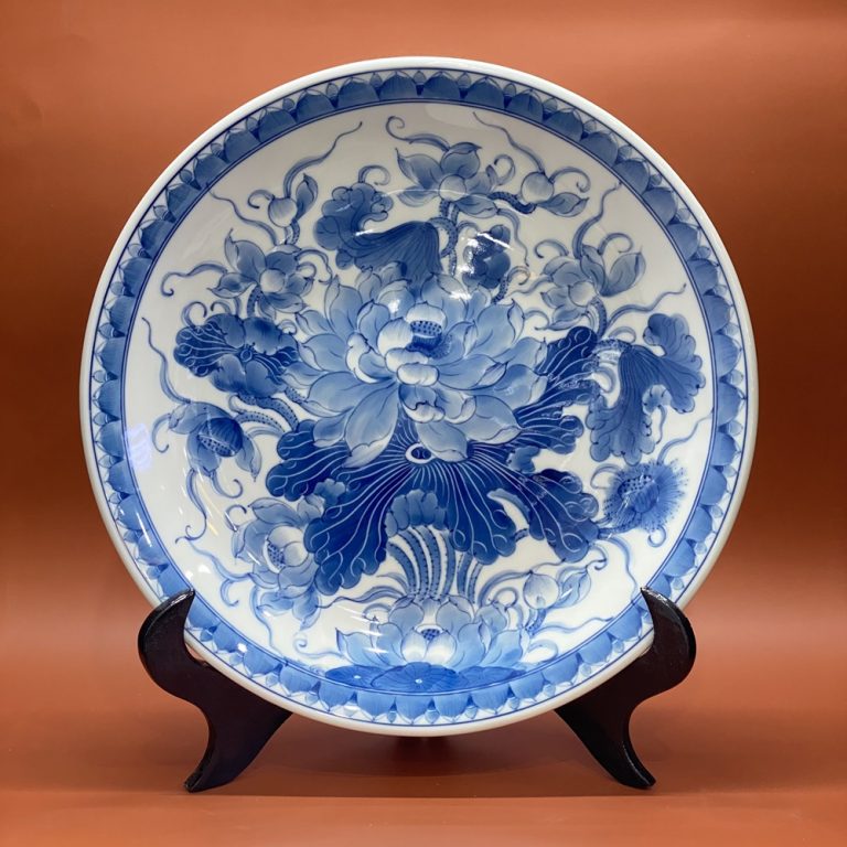 Mâm Bồng Hoa Sen Trường Phúc Men Lam Bát Tràng tượng trưng cho sự an lành, phú quý, với họa tiết hoa sen tinh tế, cao cấp.